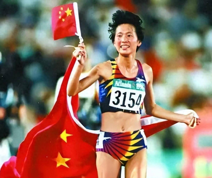 统计-52岁王军霞现状曝光！退役移居美国，3个孩子3个爹，如今活成了这样|奥运会|马俊仁|黄天文|长跑|婚姻_新浪体育_新浪新闻